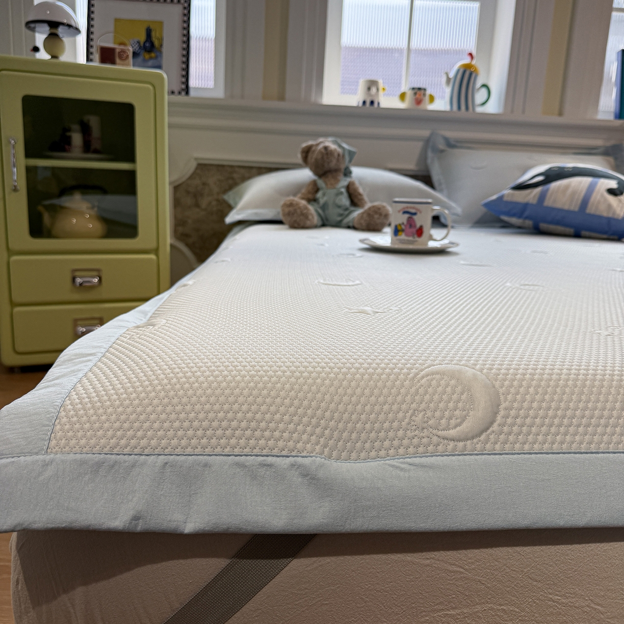 91家纺网 家纺一手货源 找家纺 Sweet dreams甜梦 2026新款夏款A类提花乙纶PE豆豆凉席 星月蓝