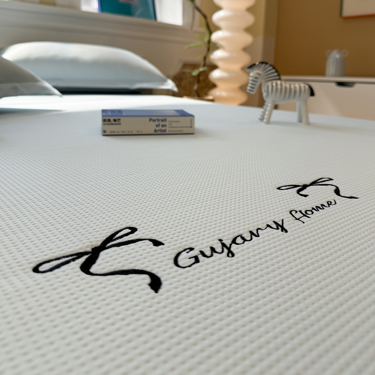 91家纺网 家纺一手货源 找家纺 Sweet dreams甜梦 2026新款夏款miumiu风刺绣蝴蝶结A类PE凉感豆豆席 海盐蓝