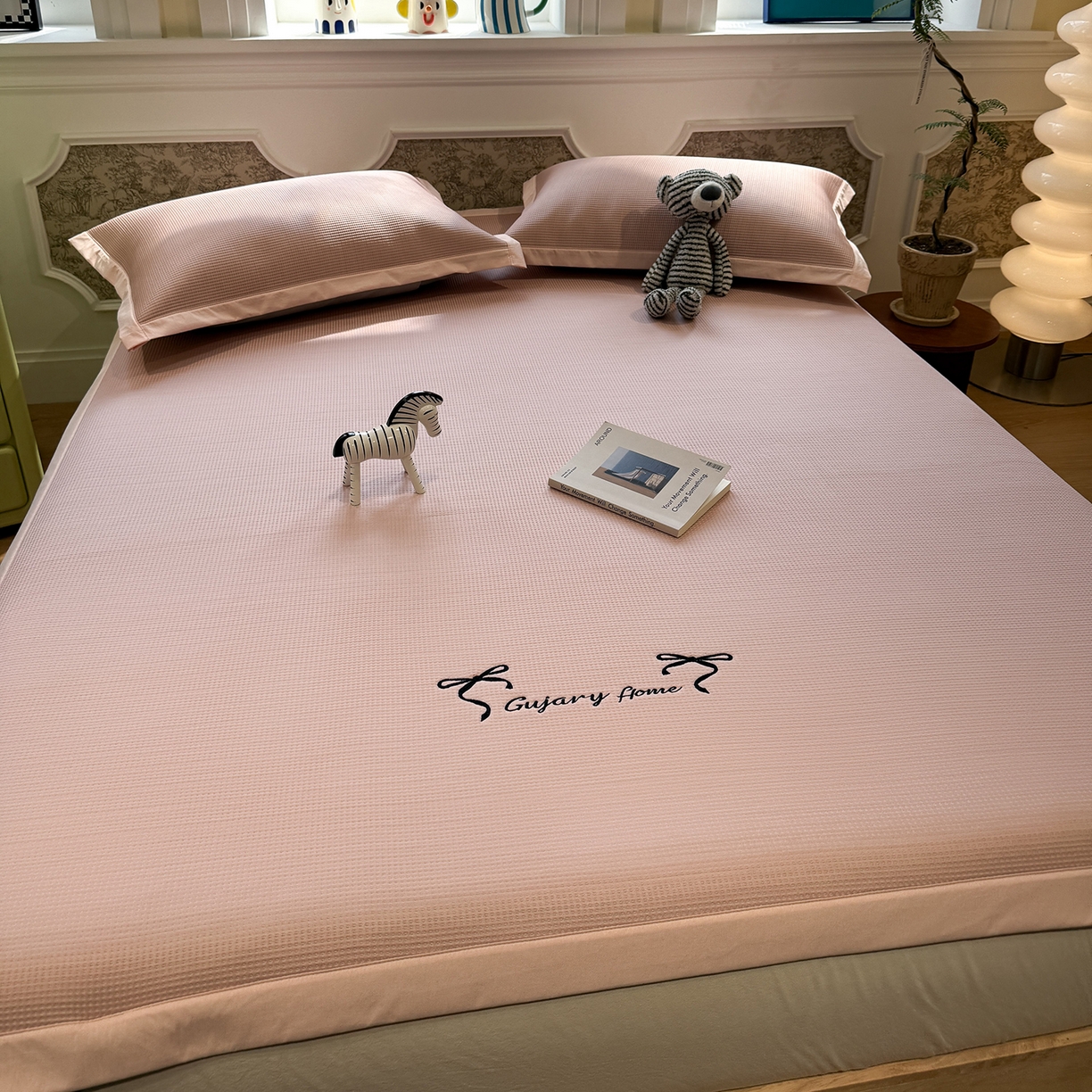 91家纺网 家纺一手货源 找家纺 Sweet dreams甜梦 2026新款夏款miumiu风刺绣蝴蝶结A类PE凉感豆豆席 少女粉