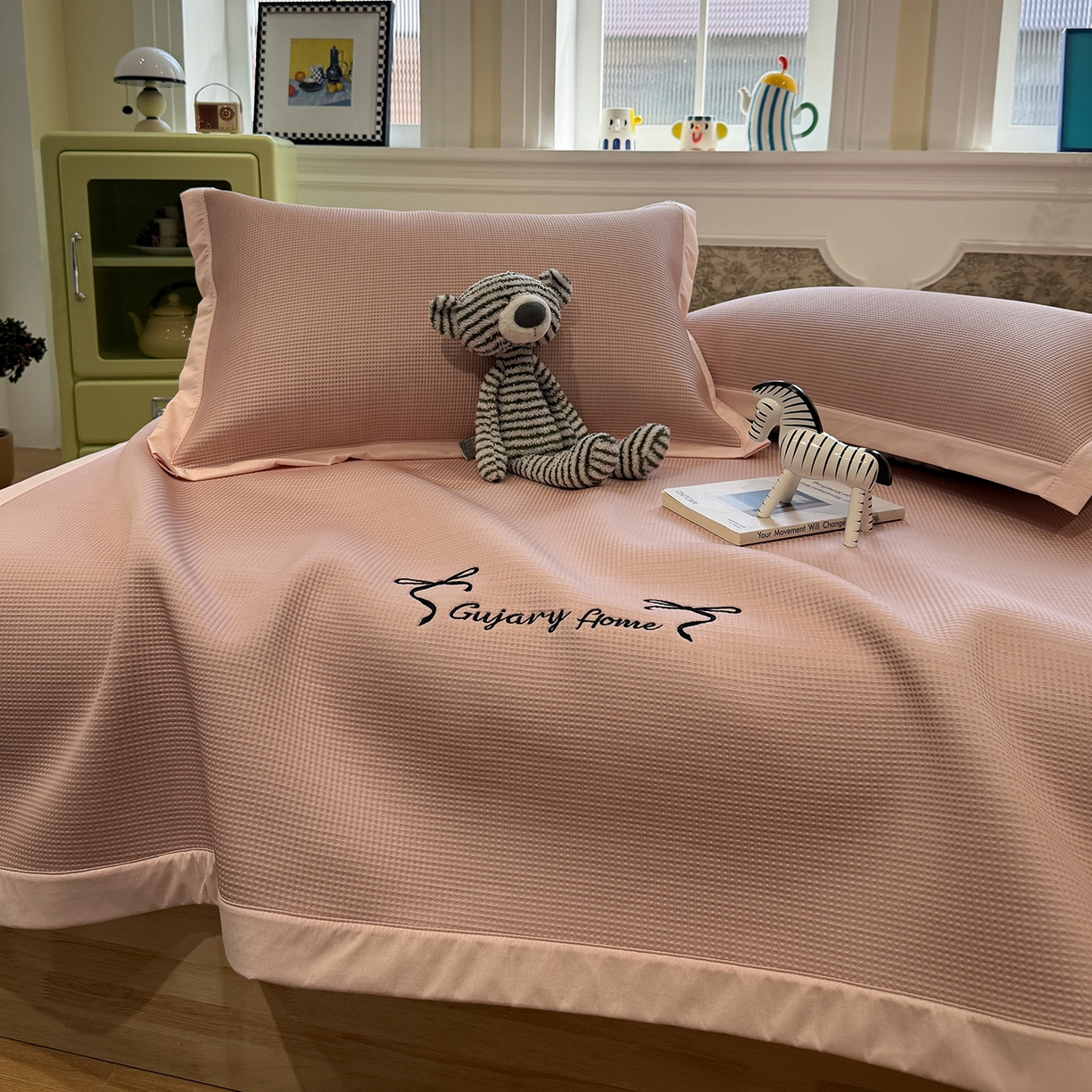 91家纺网 家纺一手货源 找家纺 Sweet dreams甜梦 2026新款夏款miumiu风刺绣蝴蝶结A类PE凉感豆豆席 少女粉