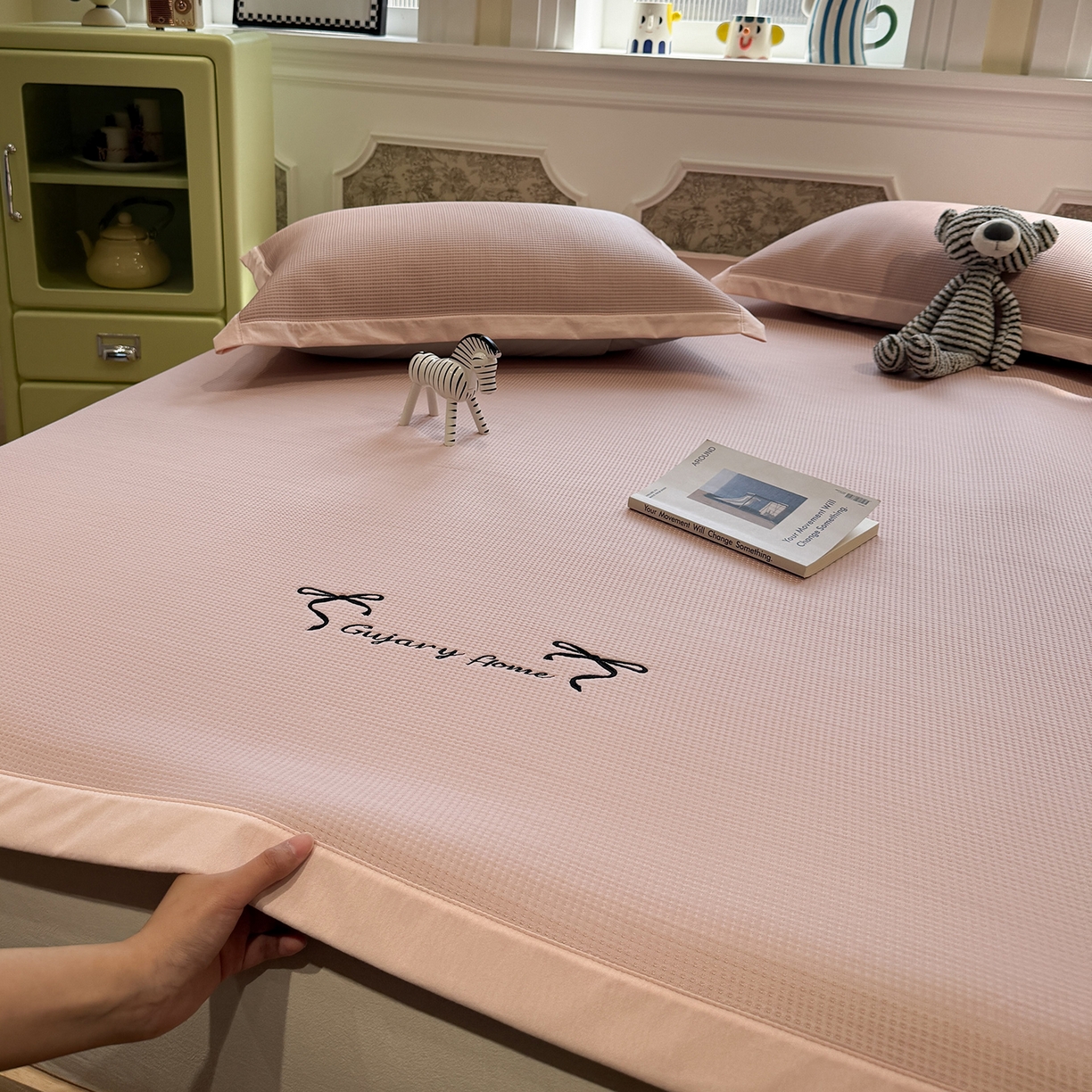 91家纺网 家纺一手货源 找家纺 Sweet dreams甜梦 2026新款夏款miumiu风刺绣蝴蝶结A类PE凉感豆豆席 少女粉