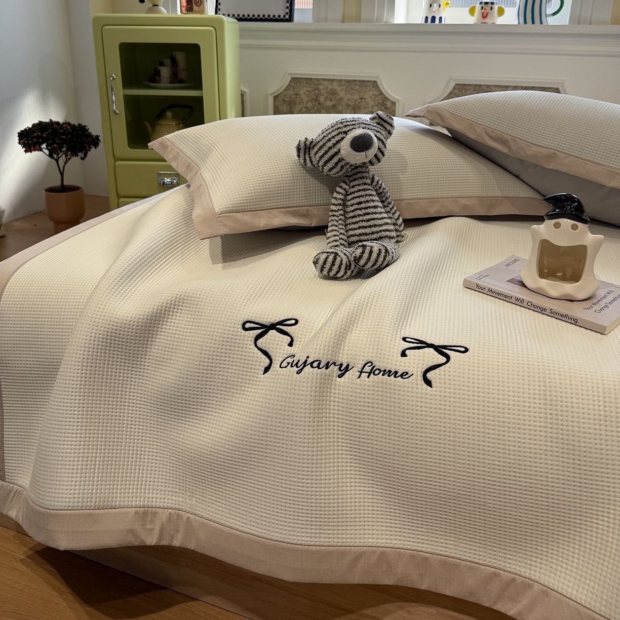 91家纺网 家纺一手货源 找家纺 Sweet dreams甜梦 2026新款夏款miumiu风刺绣蝴蝶结A类PE凉感豆豆席 奶杏白