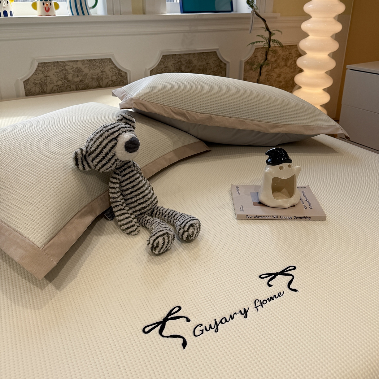 91家纺网 家纺一手货源 找家纺 Sweet dreams甜梦 2026新款夏款miumiu风刺绣蝴蝶结A类PE凉感豆豆席 奶杏白