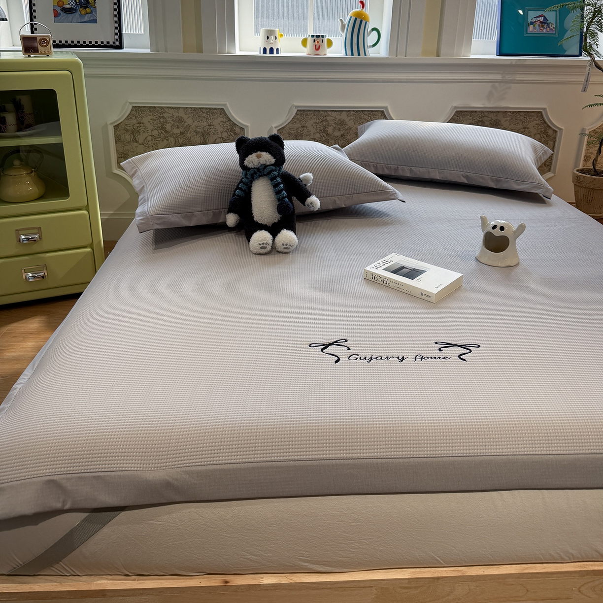 91家纺网 家纺一手货源 找家纺 Sweet dreams甜梦 2026新款夏款miumiu风刺绣蝴蝶结A类PE凉感豆豆席 云雾灰