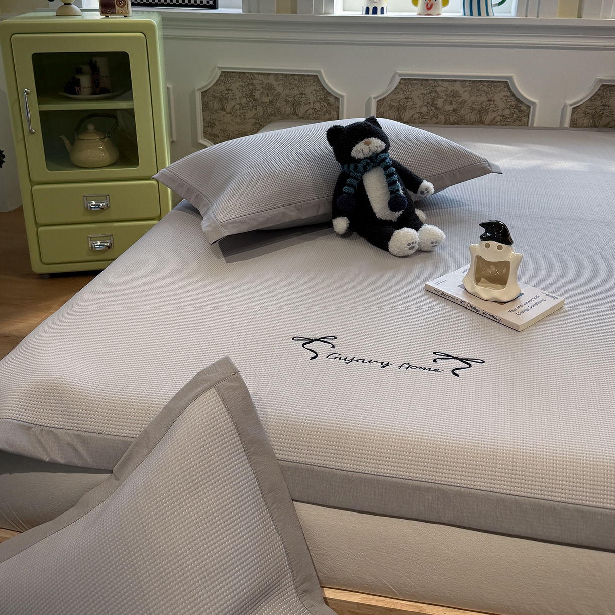 91家纺网 家纺一手货源 找家纺 Sweet dreams甜梦 2026新款夏款miumiu风刺绣蝴蝶结A类PE凉感豆豆席 云雾灰