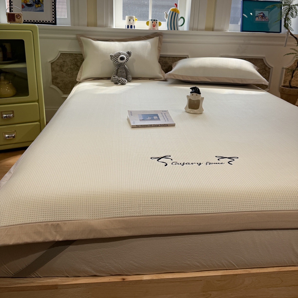 91家纺网 家纺一手货源 找家纺 Sweet dreams甜梦 2026新款夏款miumiu风刺绣蝴蝶结A类PE凉感豆豆席 奶杏白