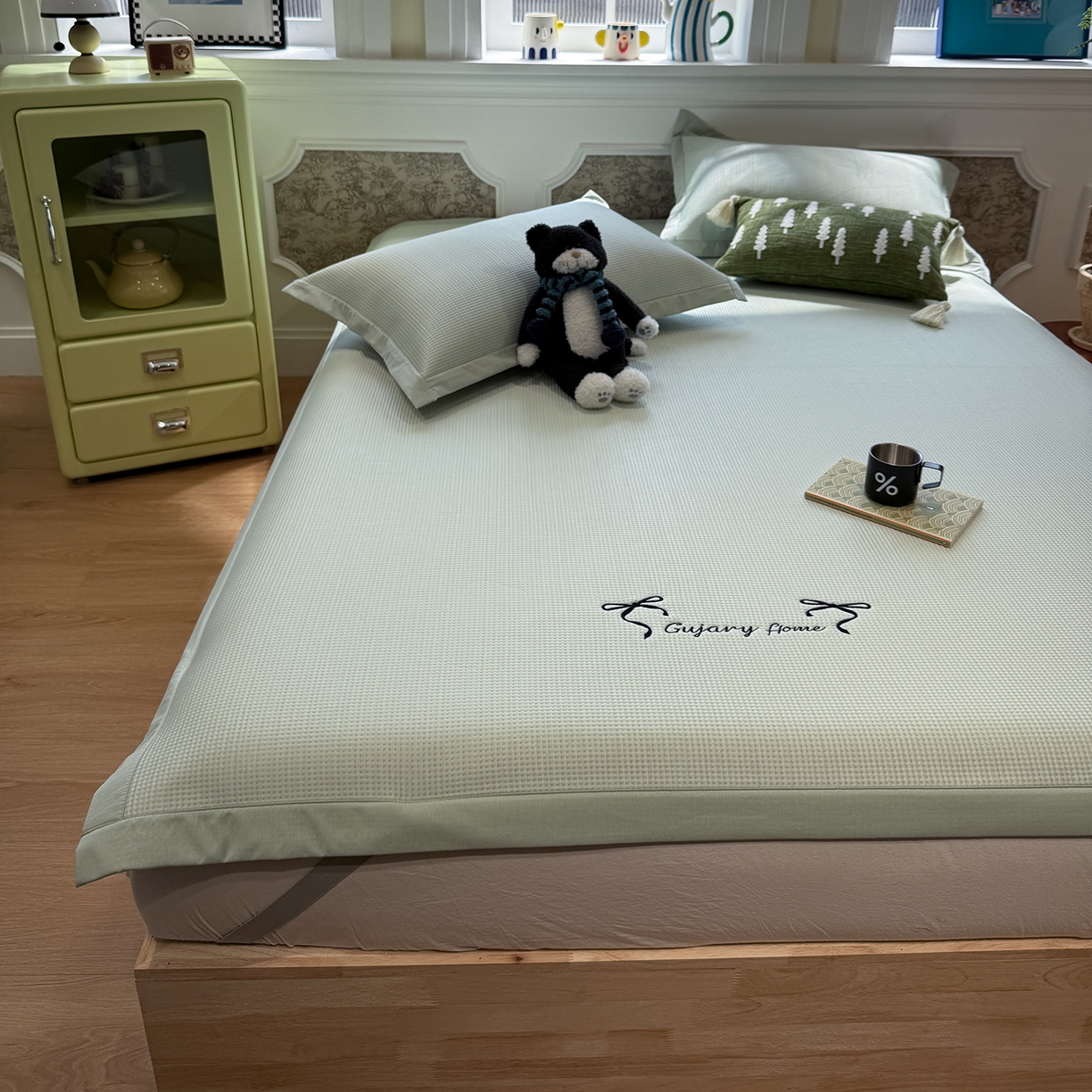 91家纺网 家纺一手货源 找家纺 Sweet dreams甜梦 2026新款夏款miumiu风刺绣蝴蝶结A类PE凉感豆豆席 青柠绿