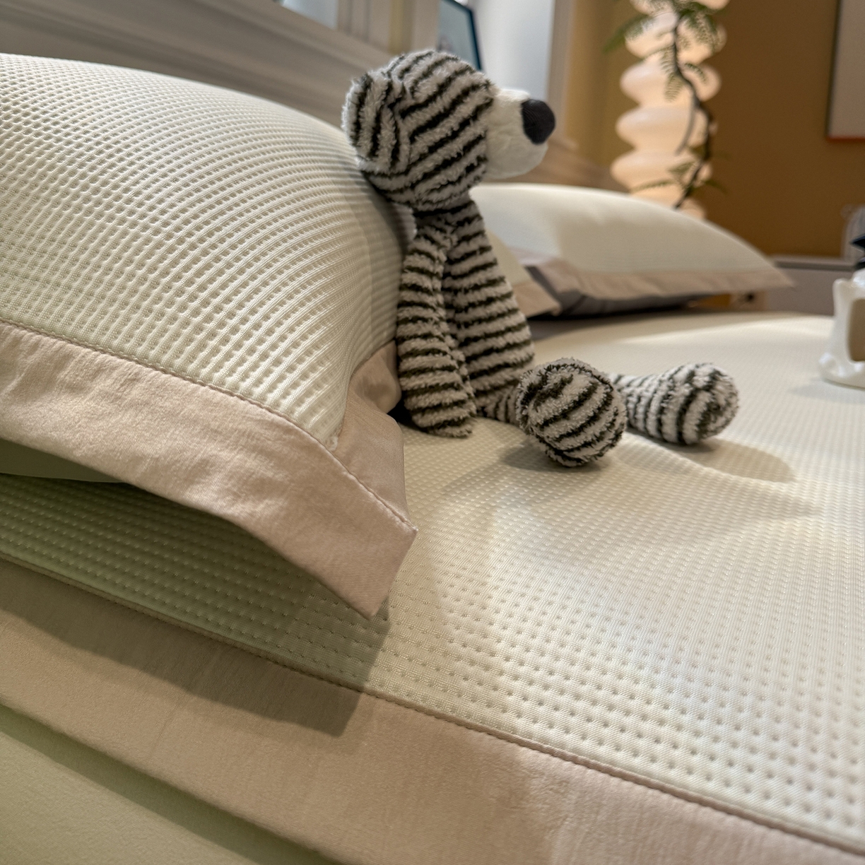 91家纺网 家纺一手货源 找家纺 Sweet dreams甜梦 2026新款夏款miumiu风刺绣蝴蝶结A类PE凉感豆豆席 奶杏白