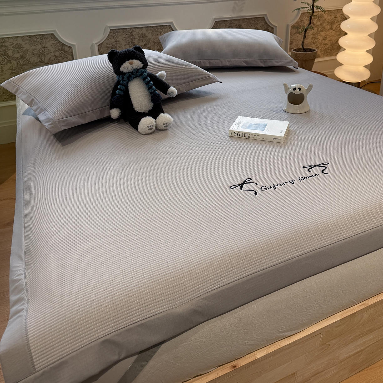 91家纺网 家纺一手货源 找家纺 Sweet dreams甜梦 2026新款夏款miumiu风刺绣蝴蝶结A类PE凉感豆豆席 云雾灰