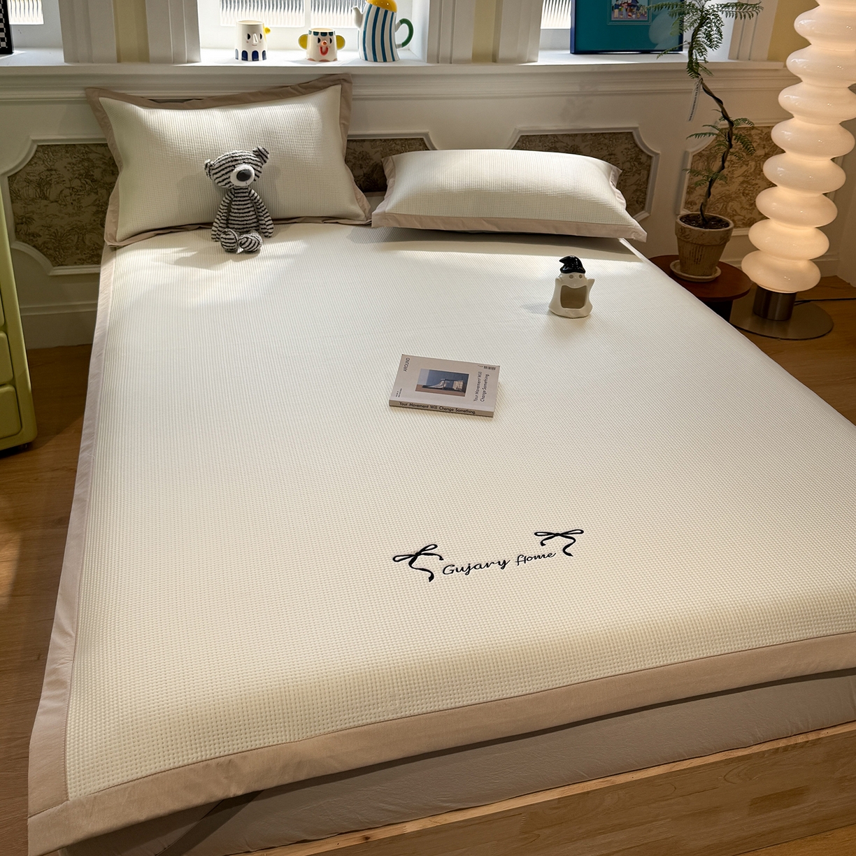 91家纺网 家纺一手货源 找家纺 Sweet dreams甜梦 2026新款夏款miumiu风刺绣蝴蝶结A类PE凉感豆豆席 奶杏白