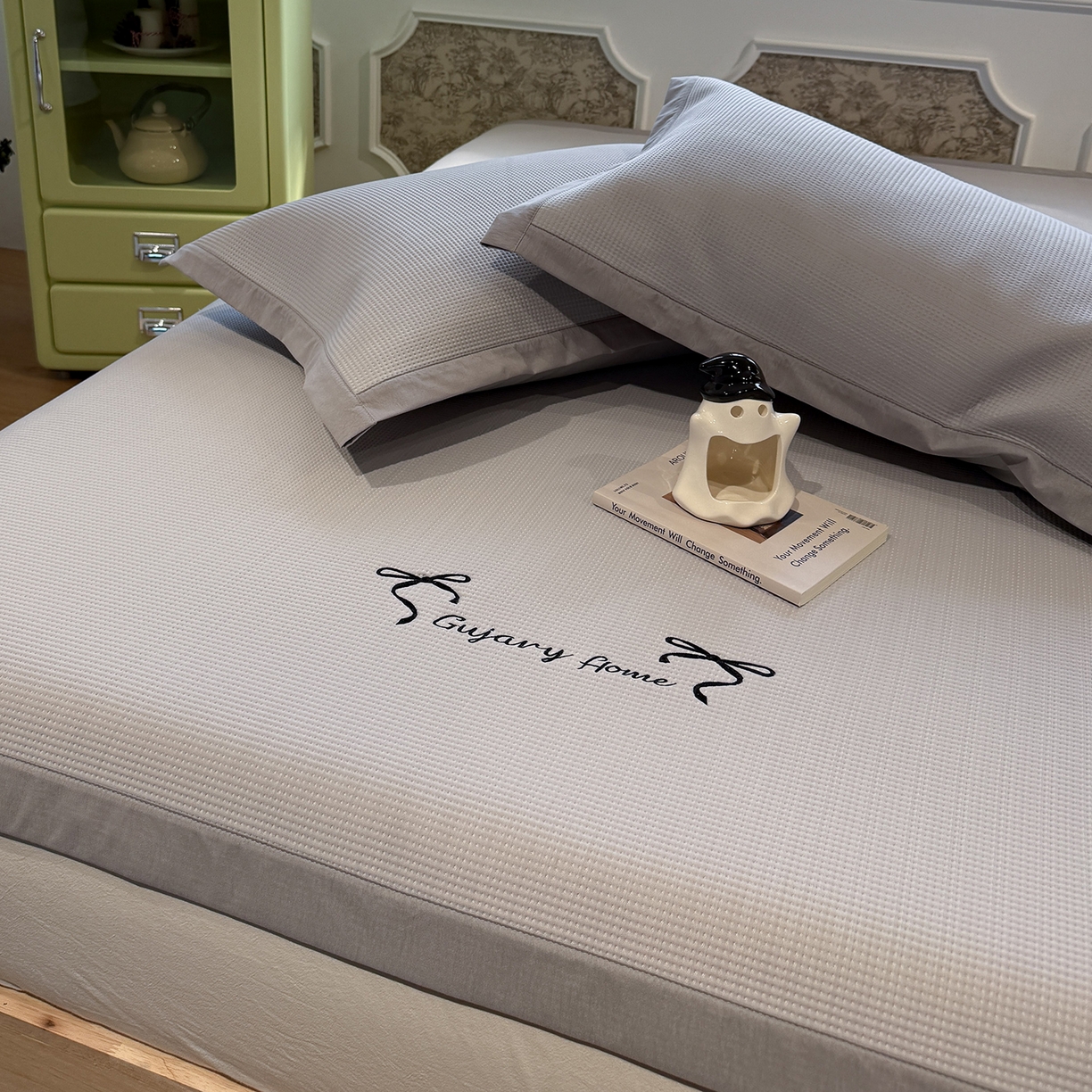 91家纺网 家纺一手货源 找家纺 Sweet dreams甜梦 2026新款夏款miumiu风刺绣蝴蝶结A类PE凉感豆豆席 云雾灰