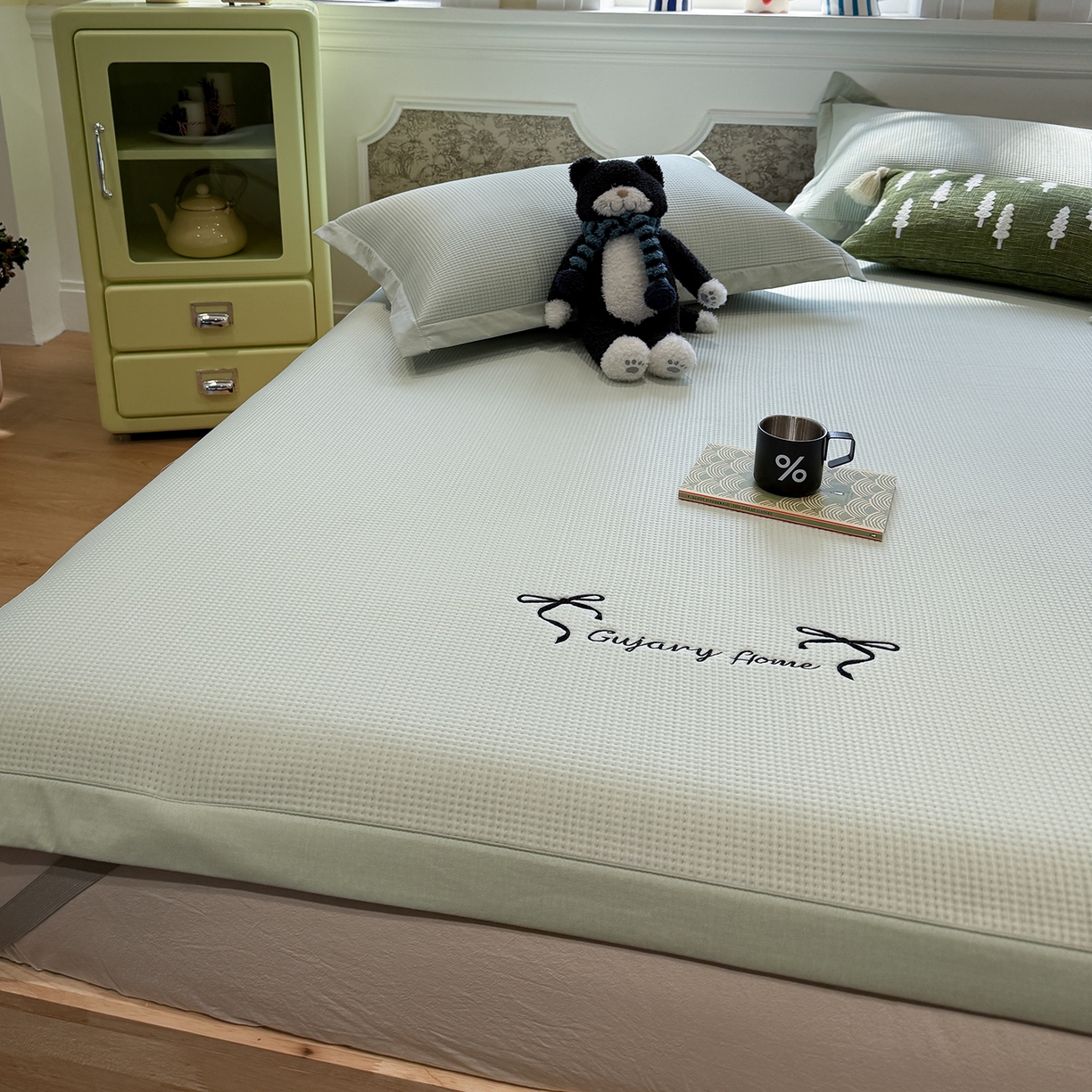 91家纺网 家纺一手货源 找家纺 Sweet dreams甜梦 2026新款夏款miumiu风刺绣蝴蝶结A类PE凉感豆豆席 青柠绿