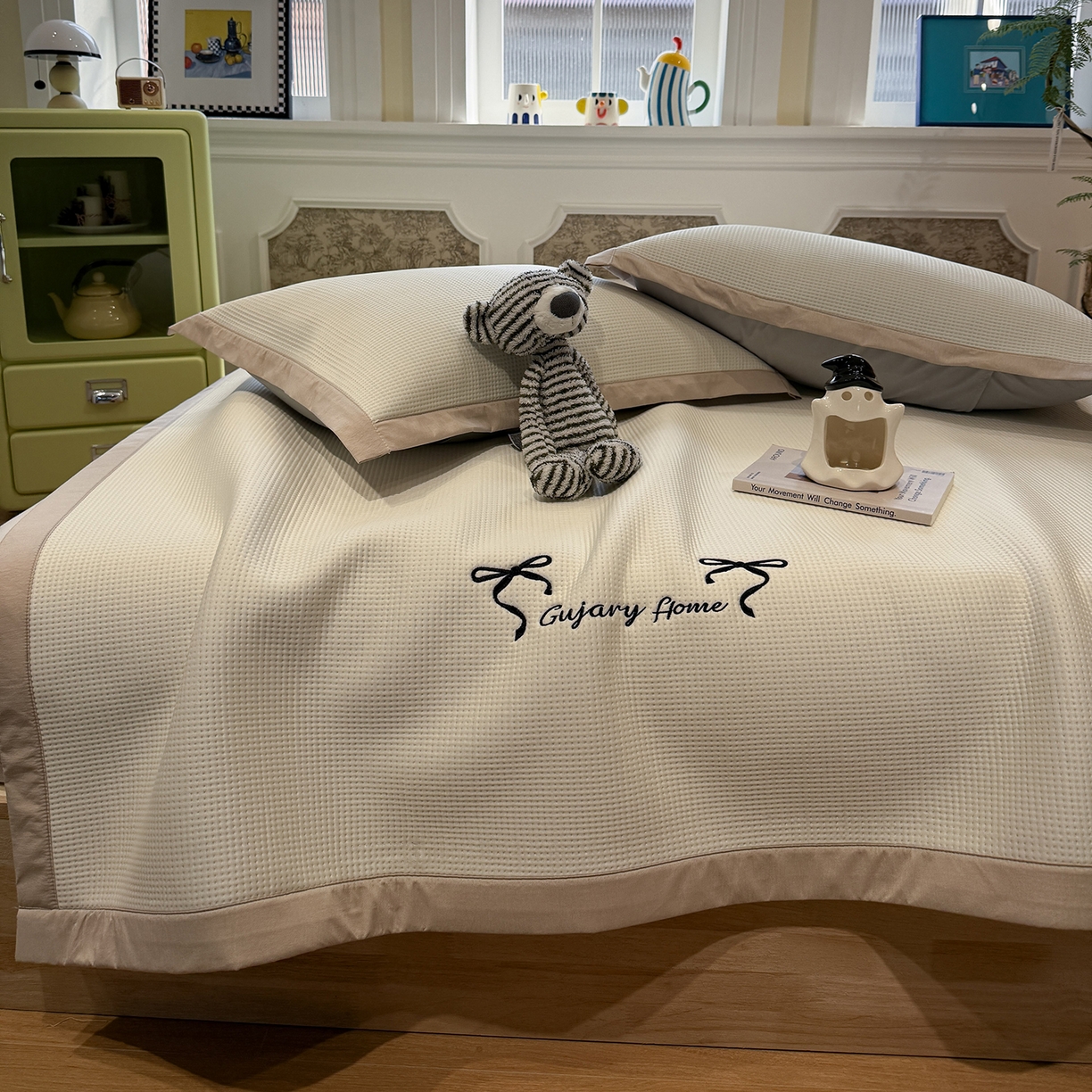 91家纺网 家纺一手货源 找家纺 Sweet dreams甜梦 2026新款夏款miumiu风刺绣蝴蝶结A类PE凉感豆豆席 奶杏白