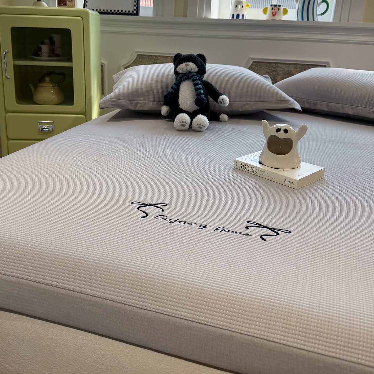 91家纺网 家纺一手货源 找家纺 Sweet dreams甜梦 2026新款夏款miumiu风刺绣蝴蝶结A类PE凉感豆豆席 云雾灰