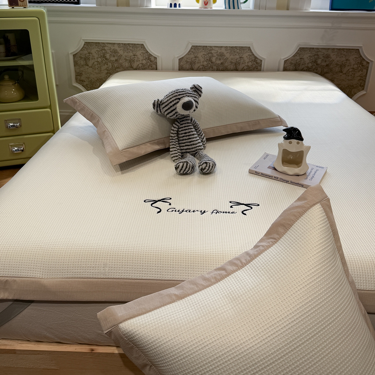 91家纺网 家纺一手货源 找家纺 Sweet dreams甜梦 2026新款夏款miumiu风刺绣蝴蝶结A类PE凉感豆豆席 奶杏白