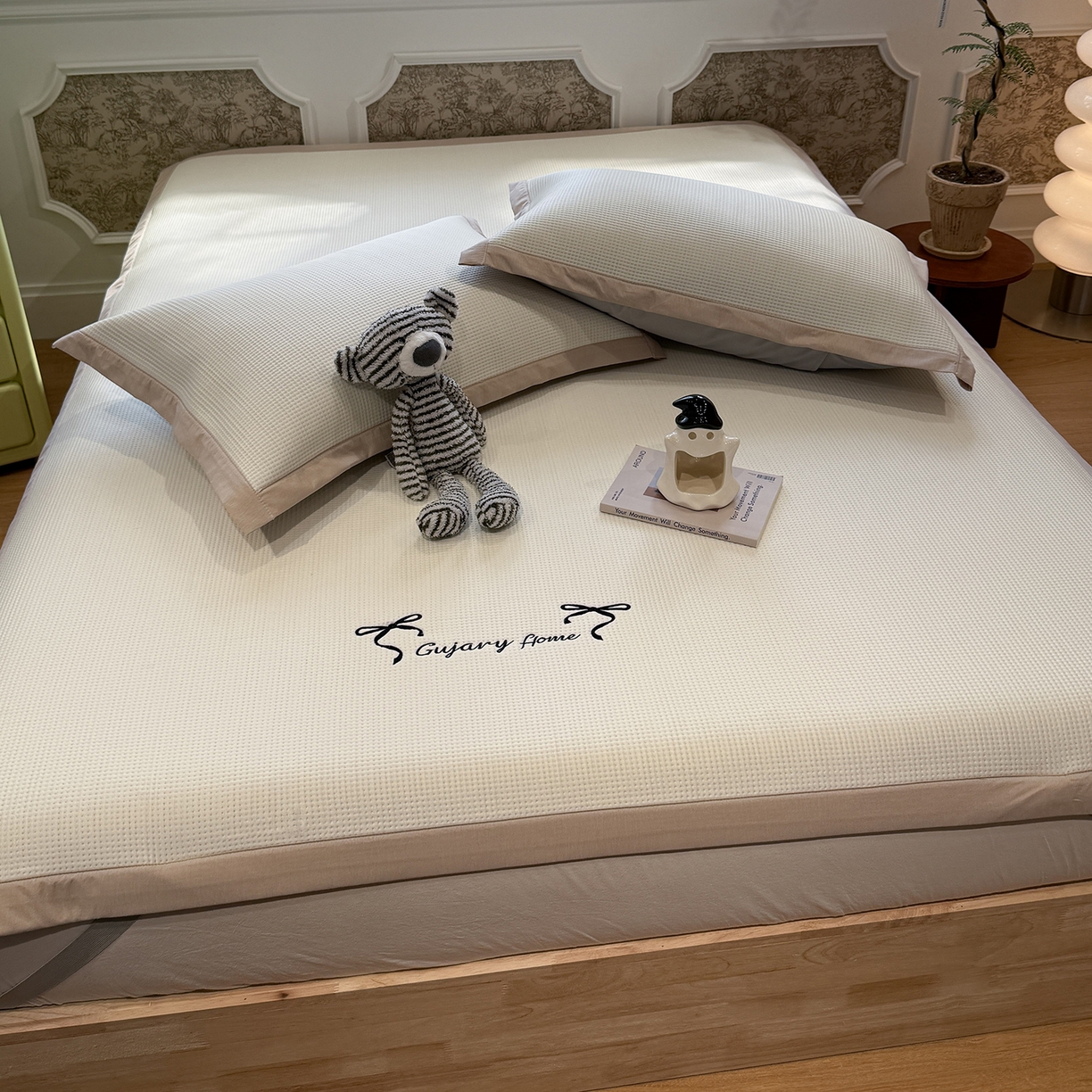 91家纺网 家纺一手货源 找家纺 Sweet dreams甜梦 2026新款夏款miumiu风刺绣蝴蝶结A类PE凉感豆豆席 奶杏白