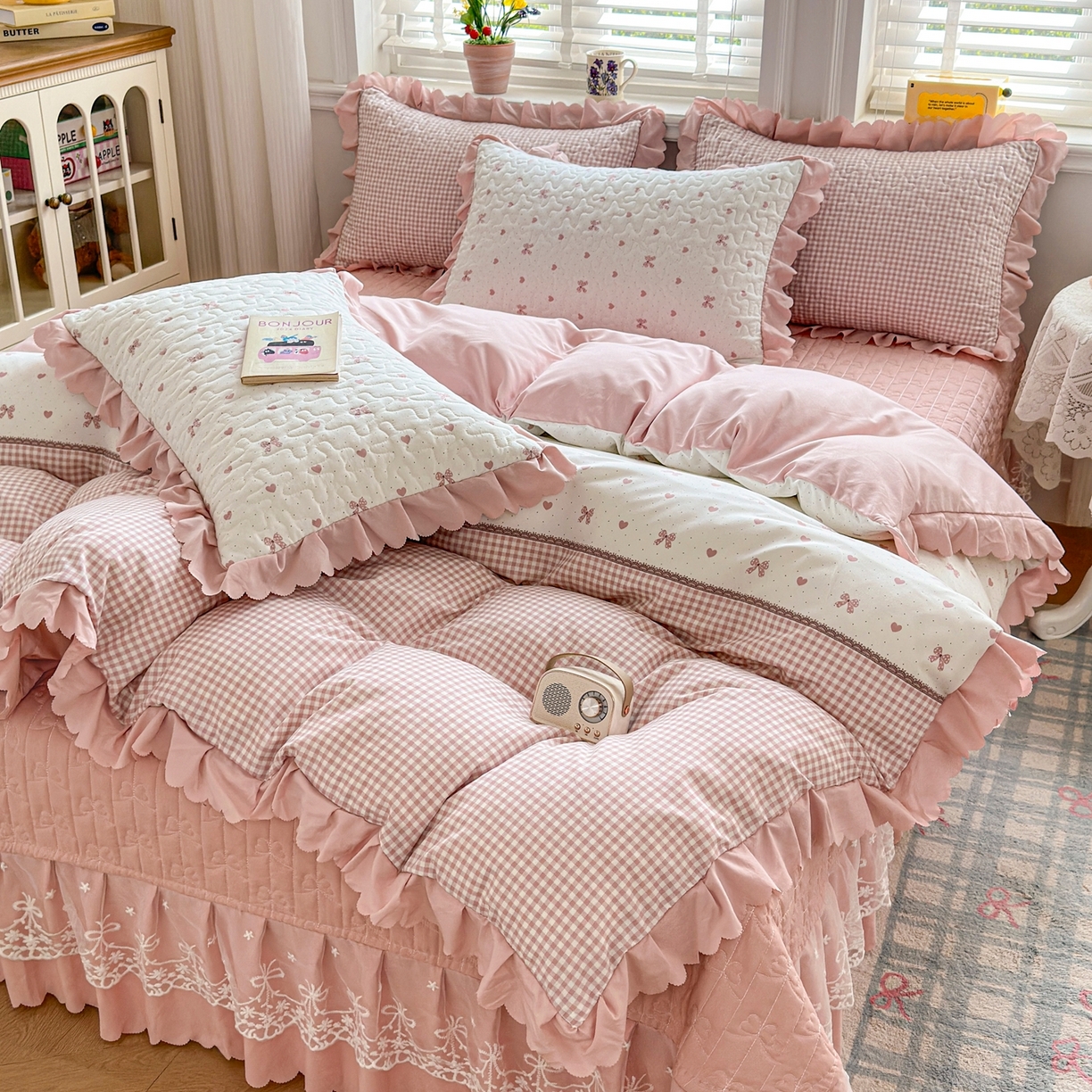 91家纺网 家纺一手货源 找家纺 雅眠居 2026新款直播爆款古法仿棉双层蕾丝花边床盖四件套 AB版-彩格粉