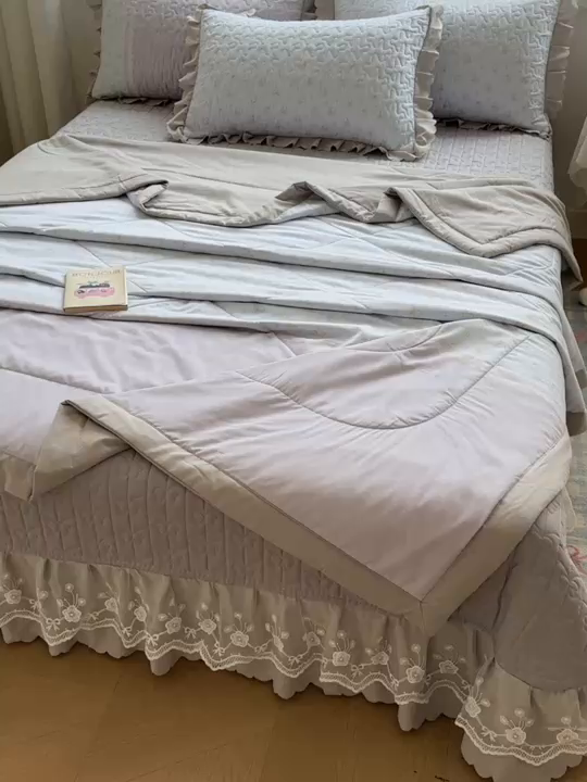 91家纺网 家纺一手货源 找家纺 雅眠居 2026直播爆款双层蕾丝花边夏被款床盖款四件套 AB版-秘境灰