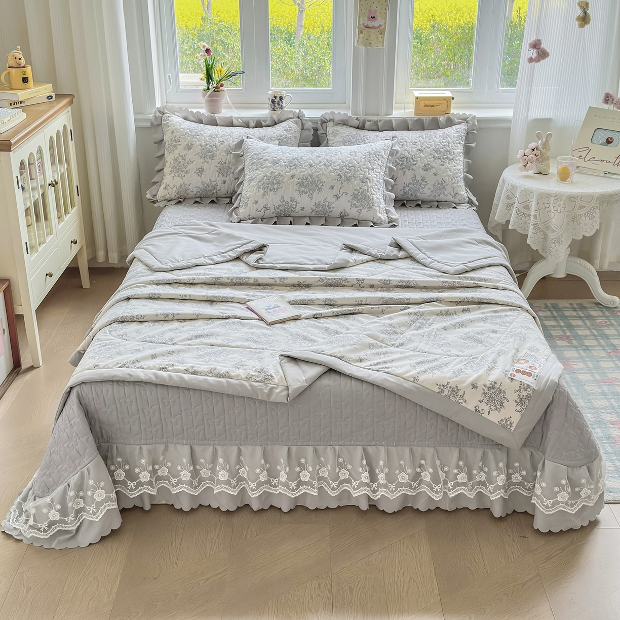 91家纺网 家纺一手货源 找家纺 雅眠居 2026直播爆款双层蕾丝花边夏被款床盖款四件套 AB版-灰韵
