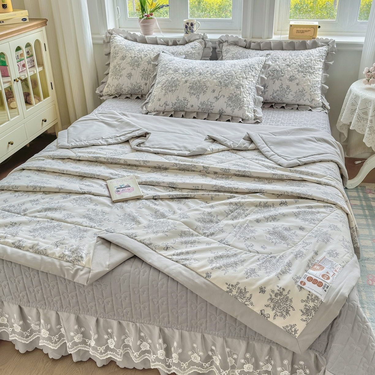 91家纺网 家纺一手货源 找家纺 雅眠居 2026直播爆款双层蕾丝花边夏被款床盖款四件套 AB版-灰韵