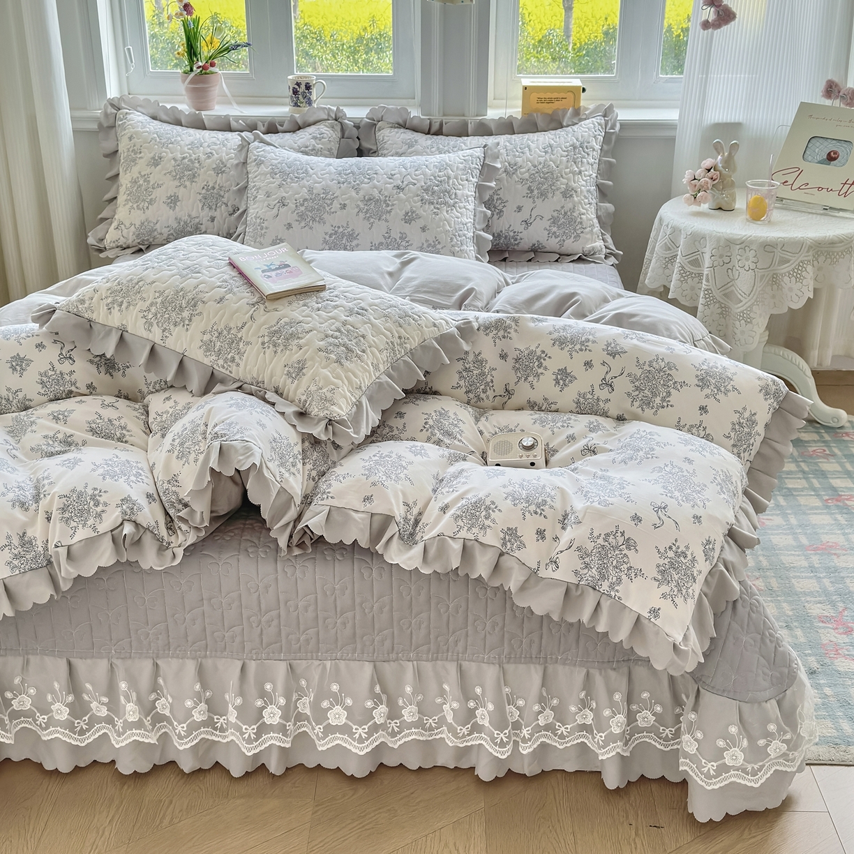 91家纺网 家纺一手货源 找家纺 雅眠居 2026直播爆款双层蕾丝花边夏被款床盖款四件套 AB版-灰韵