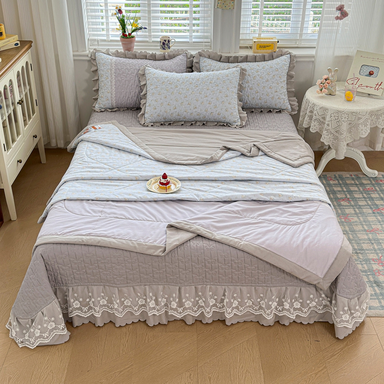 91家纺网 家纺一手货源 找家纺 雅眠居 2026直播爆款双层蕾丝花边夏被款床盖款四件套 AB版-秘境灰