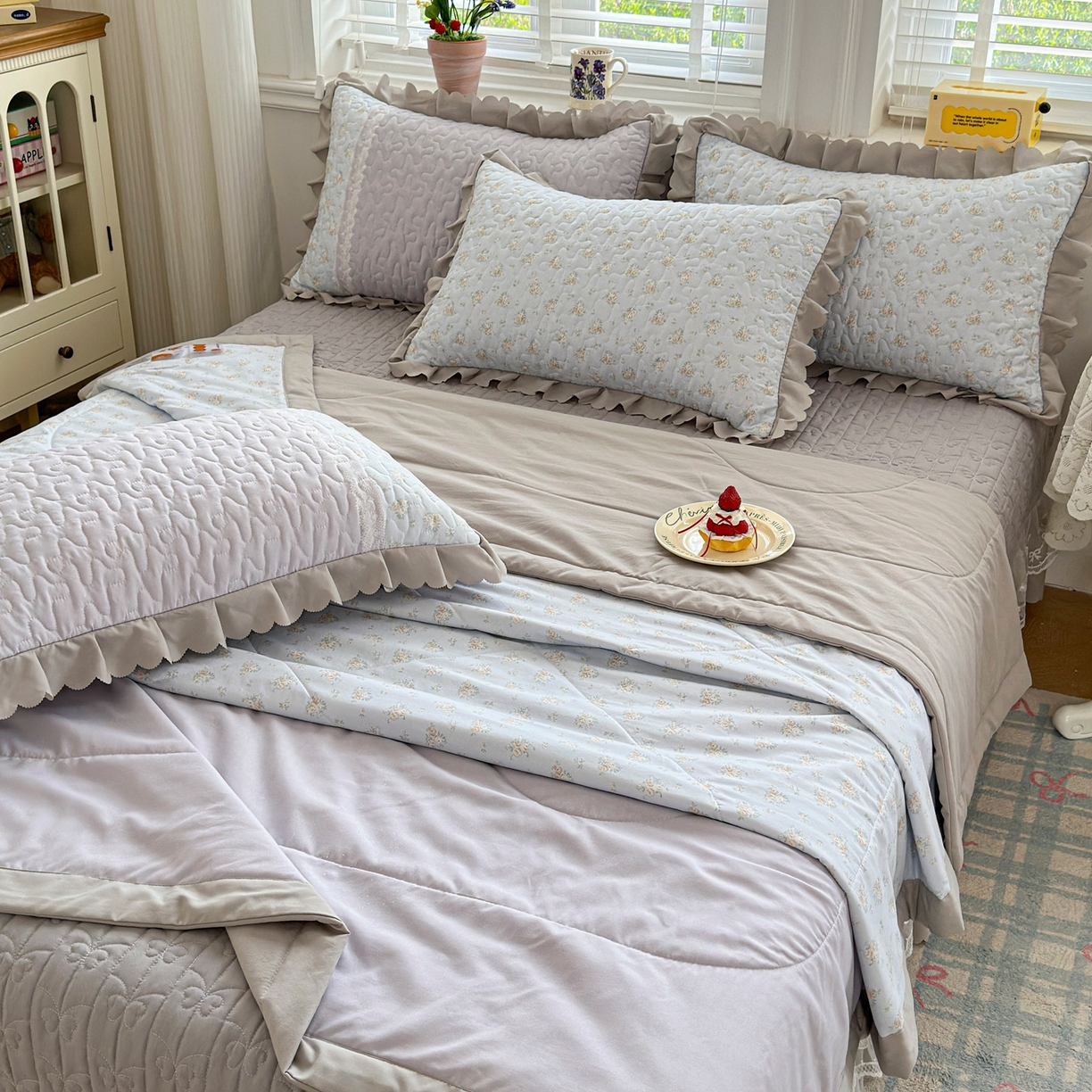 91家纺网 家纺一手货源 找家纺 雅眠居 2026直播爆款双层蕾丝花边夏被款床盖款四件套 AB版-秘境灰