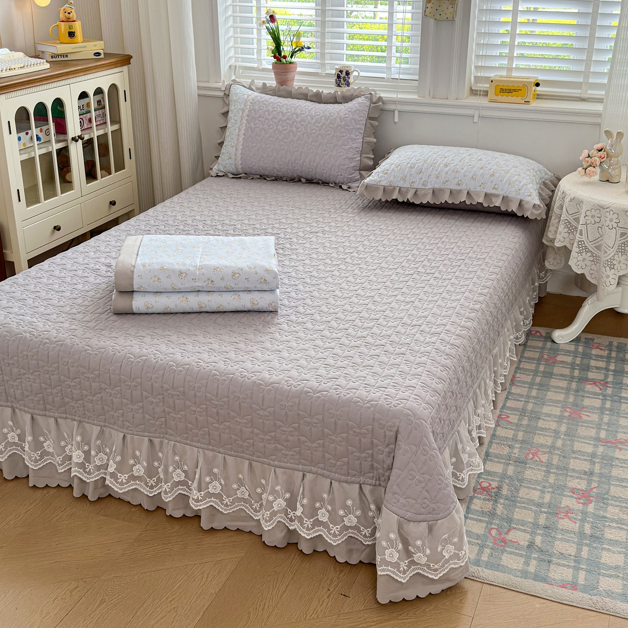 91家纺网 家纺一手货源 找家纺 雅眠居 2026直播爆款双层蕾丝花边夏被款床盖款四件套 AB版-秘境灰