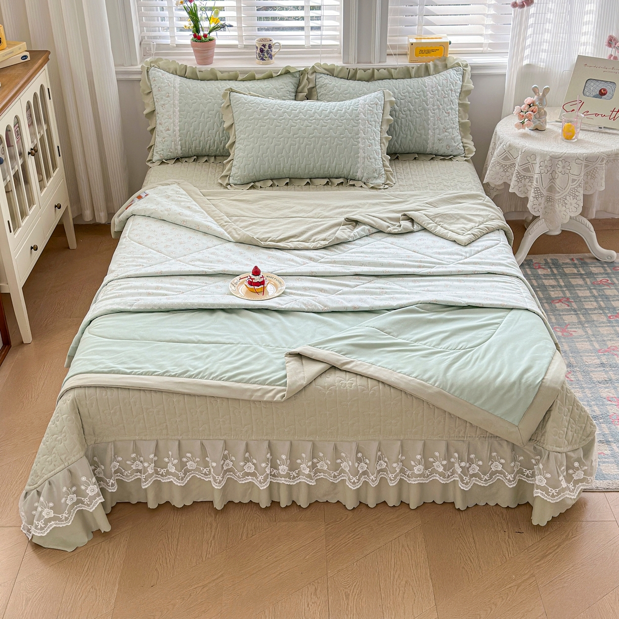 91家纺网 家纺一手货源 找家纺 雅眠居 2026直播爆款双层蕾丝花边夏被款床盖款四件套 AB版-秘境绿