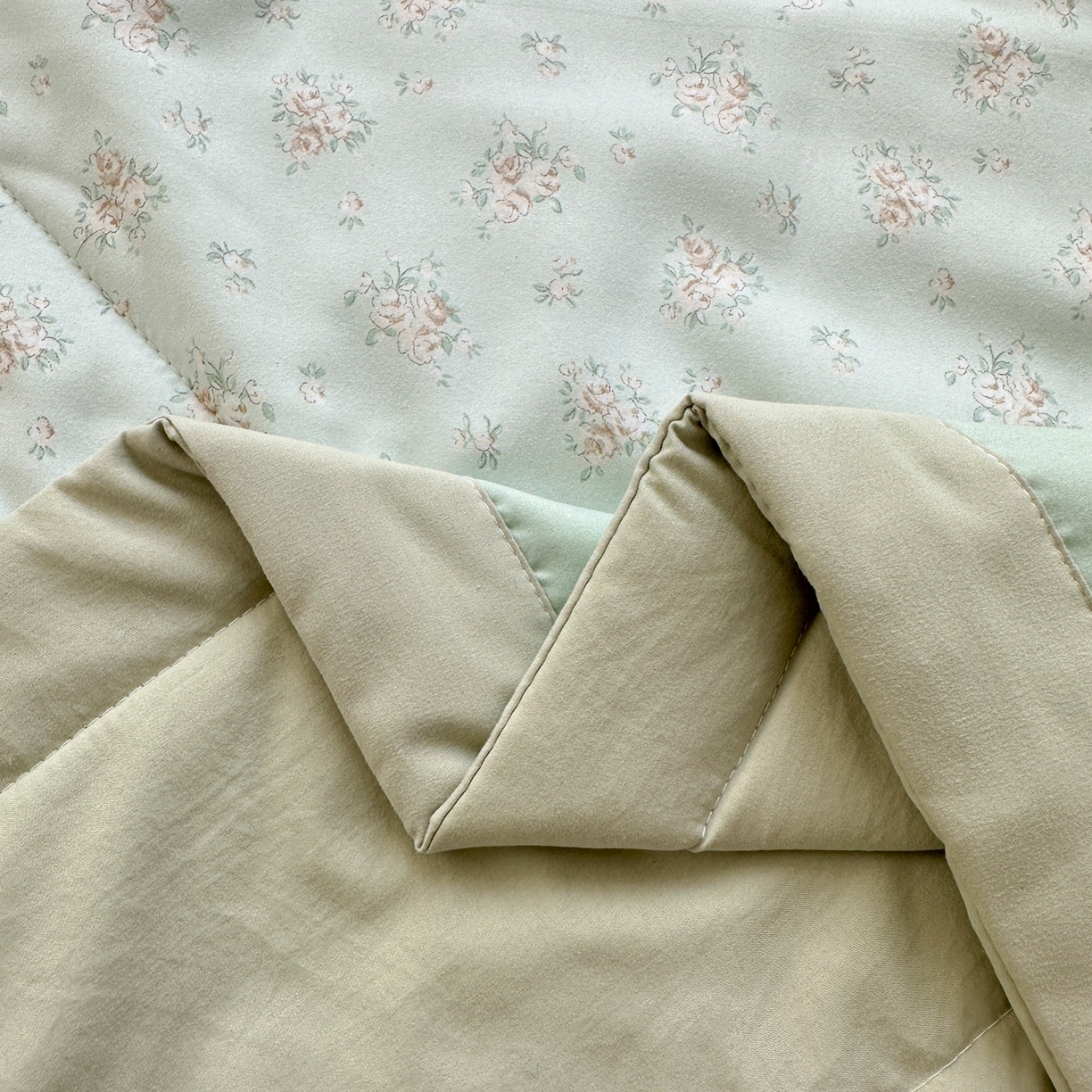 91家纺网 家纺一手货源 找家纺 雅眠居 2026直播爆款双层蕾丝花边夏被款床盖款四件套 AB版-秘境绿