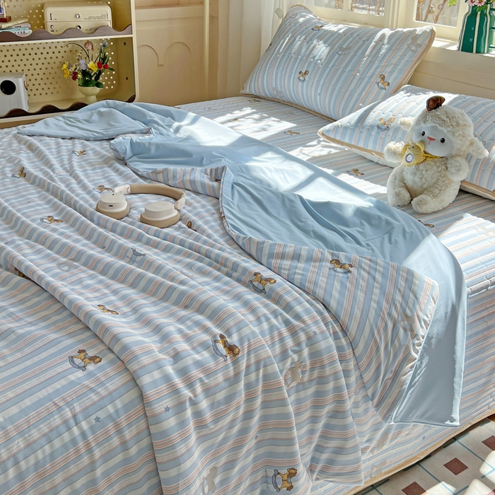 91家纺网 家纺一手货源 找家纺 卡普二店 2026新款A类锦氨凉感印花夏被四件套床盖凉席款--单夏被 木马童话