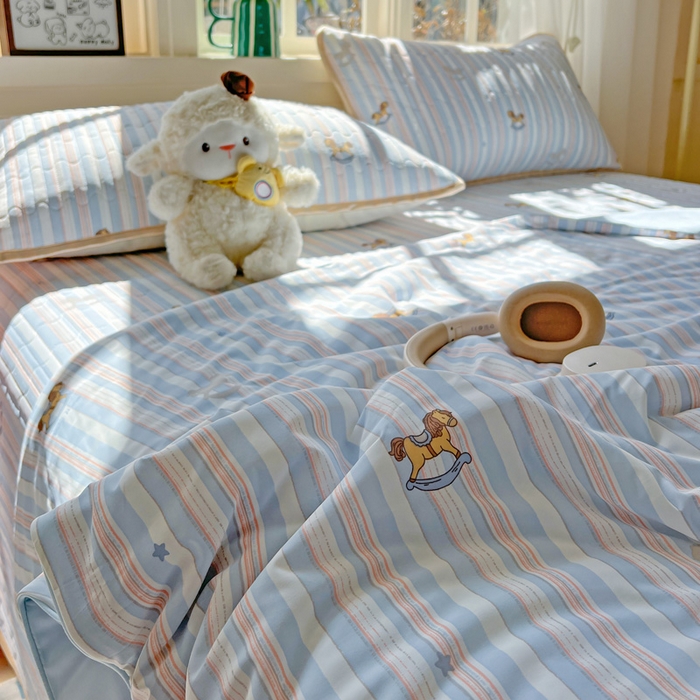 91家纺网 家纺一手货源 找家纺 卡普二店 2026新款A类锦氨凉感印花夏被四件套床盖凉席款--单夏被 木马童话