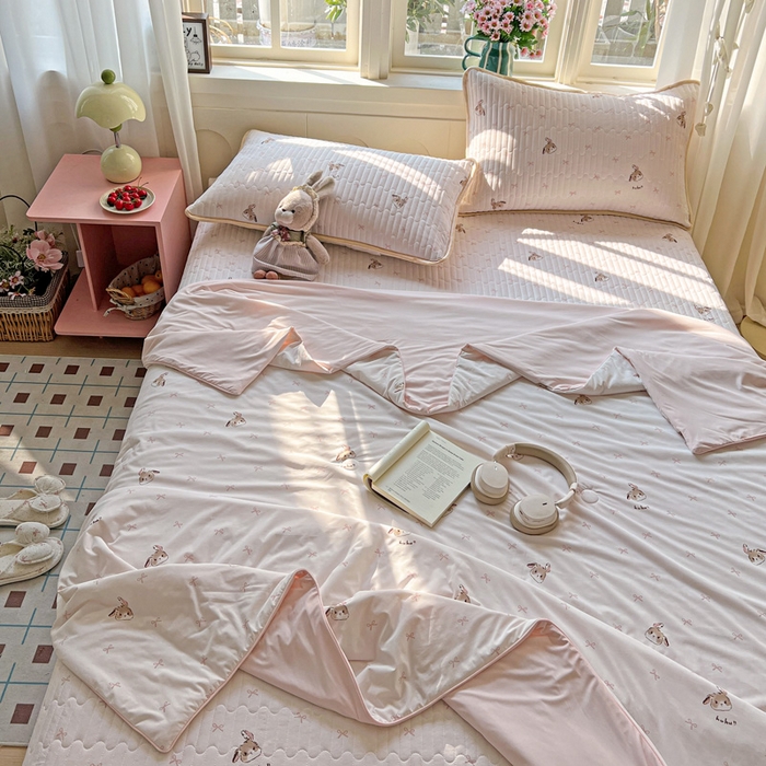 91家纺网 家纺一手货源 找家纺 卡普二店 2026新款A类锦氨凉感印花夏被四件套床盖凉席款--单夏被 奶粉修勾