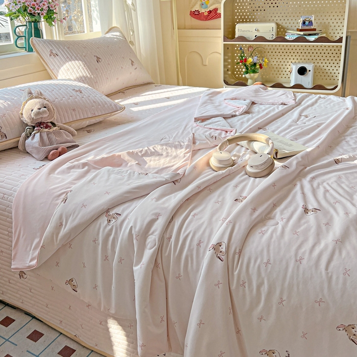 91家纺网 家纺一手货源 找家纺 卡普二店 2026新款A类锦氨凉感印花夏被四件套床盖凉席款--单夏被 奶粉修勾