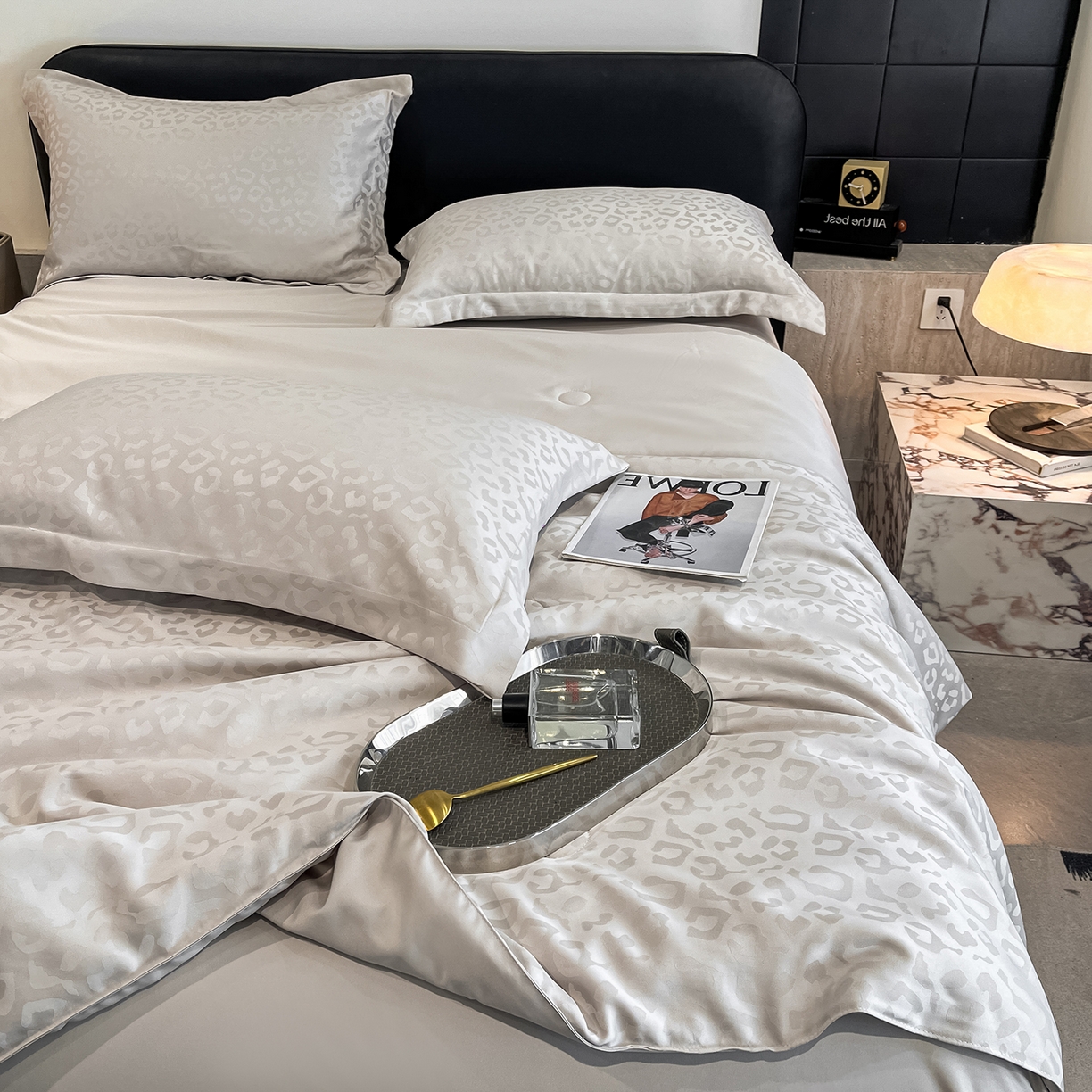 91家纺网 家纺一手货源 找家纺 逸尚阁 2026新款水洗真丝豹纹夏被四件套 豹纹夏被-灰