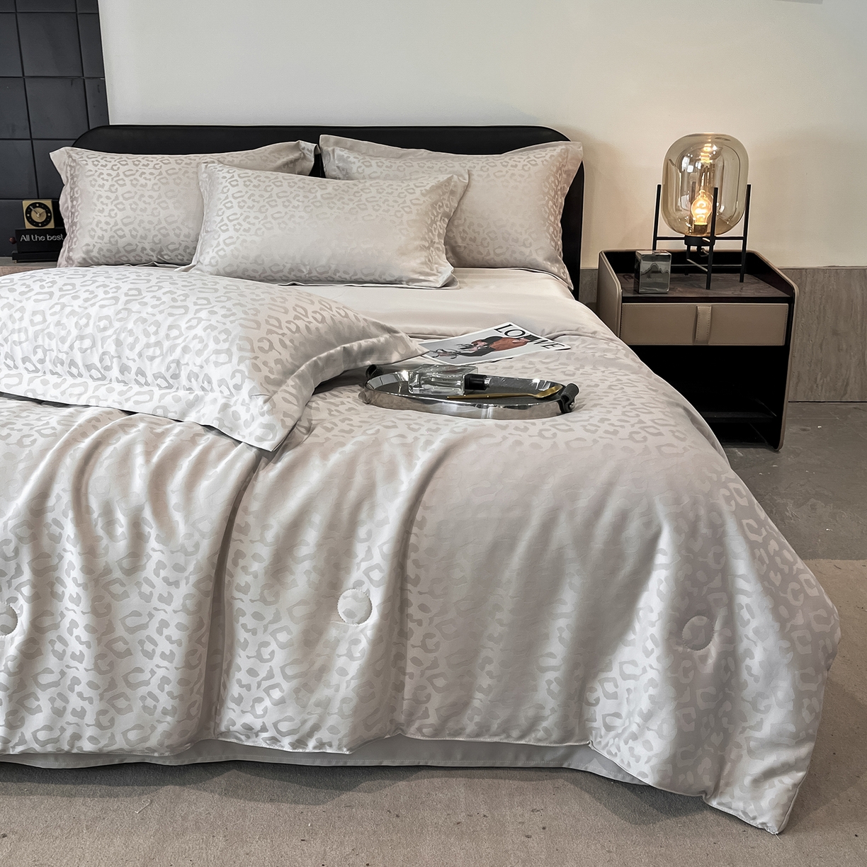 91家纺网 家纺一手货源 找家纺 逸尚阁 2026新款水洗真丝豹纹夏被四件套 豹纹夏被-灰