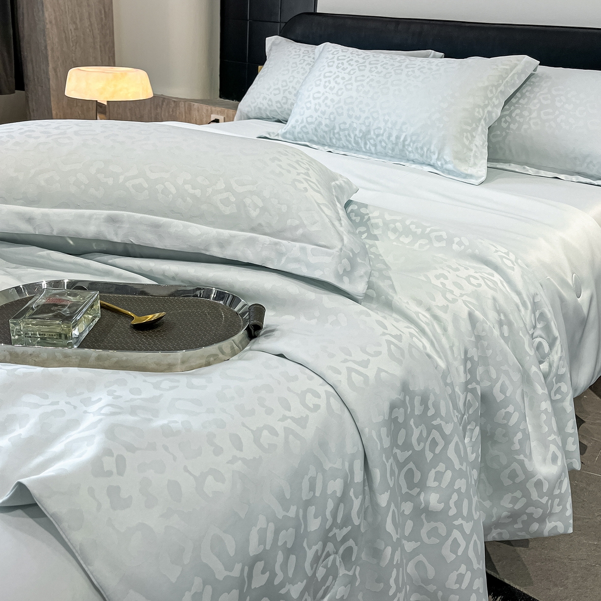 91家纺网 家纺一手货源 找家纺 逸尚阁 2026新款水洗真丝豹纹夏被四件套 豹纹夏被-蓝