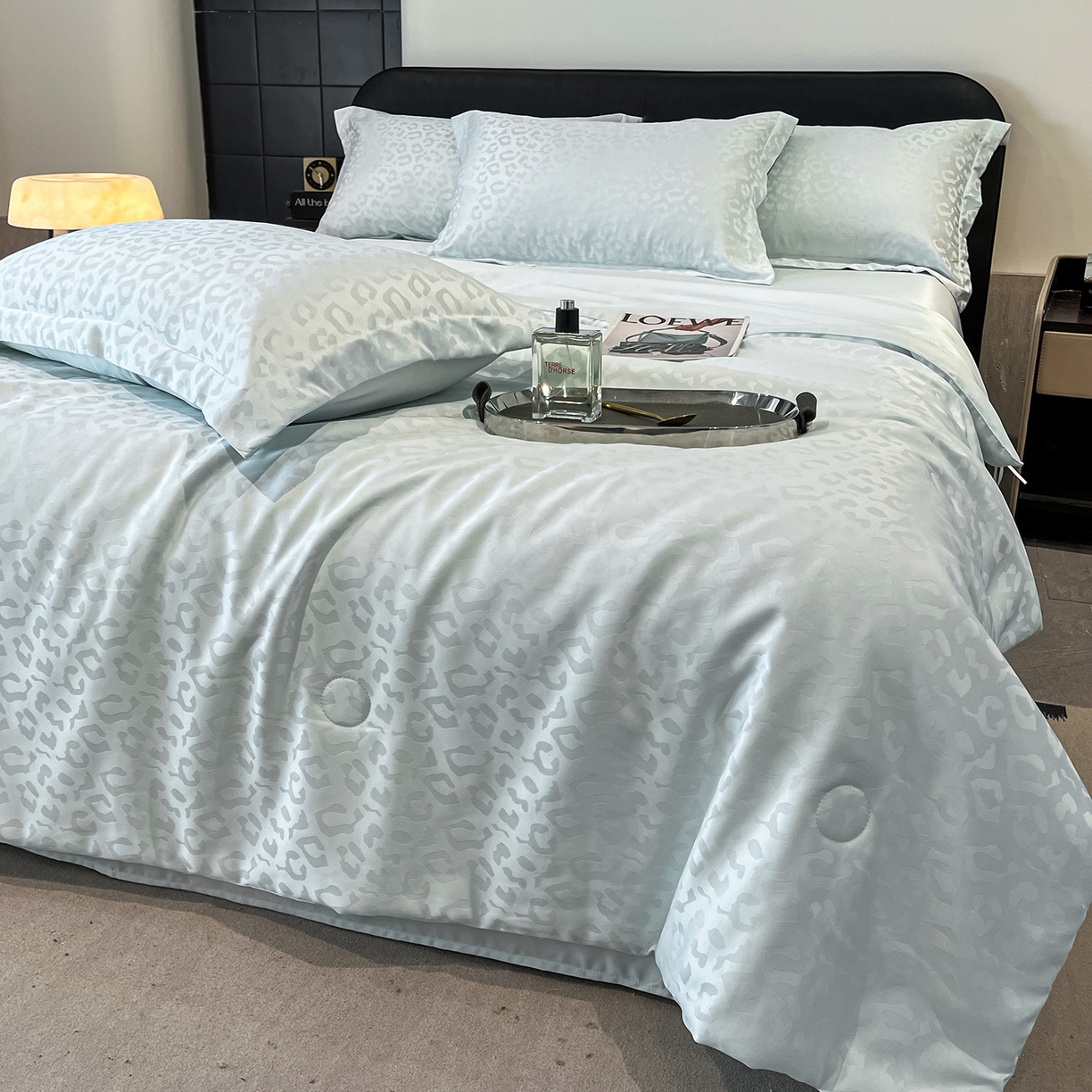 91家纺网 家纺一手货源 找家纺 逸尚阁 2026新款水洗真丝豹纹夏被四件套 豹纹夏被-蓝