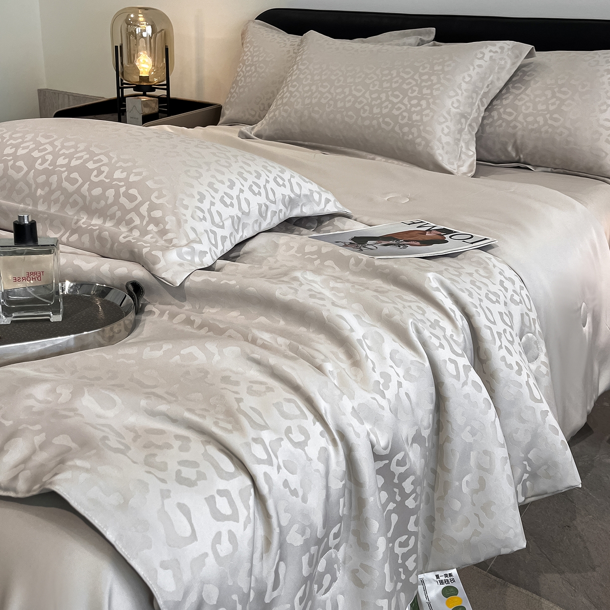 91家纺网 家纺一手货源 找家纺 逸尚阁 2026新款水洗真丝豹纹夏被四件套 豹纹夏被-灰