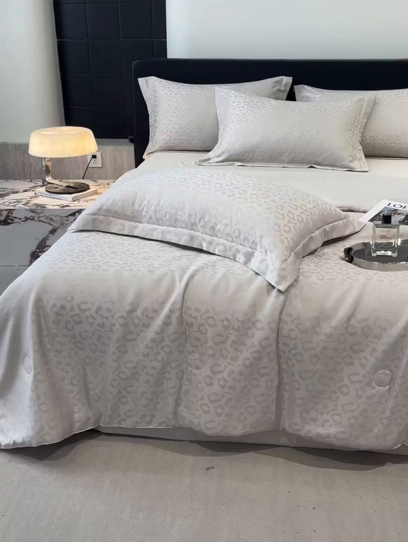 91家纺网 家纺一手货源 找家纺 逸尚阁 2026新款水洗真丝豹纹夏被四件套 豹纹夏被-灰