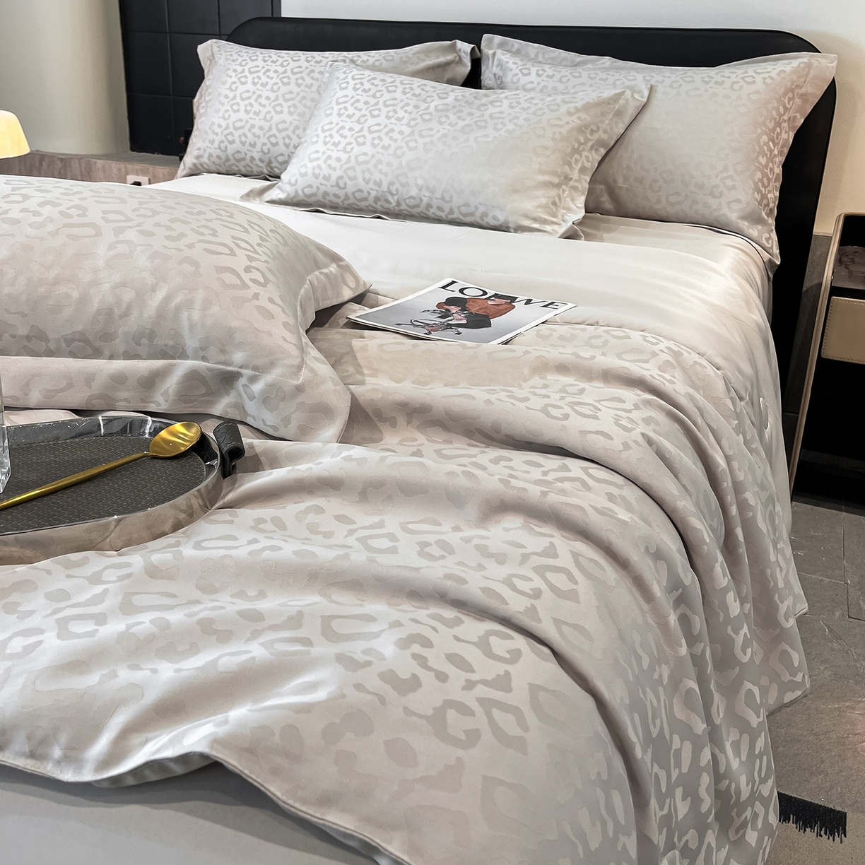 91家纺网 家纺一手货源 找家纺 逸尚阁 2026新款水洗真丝豹纹夏被四件套 豹纹夏被-灰