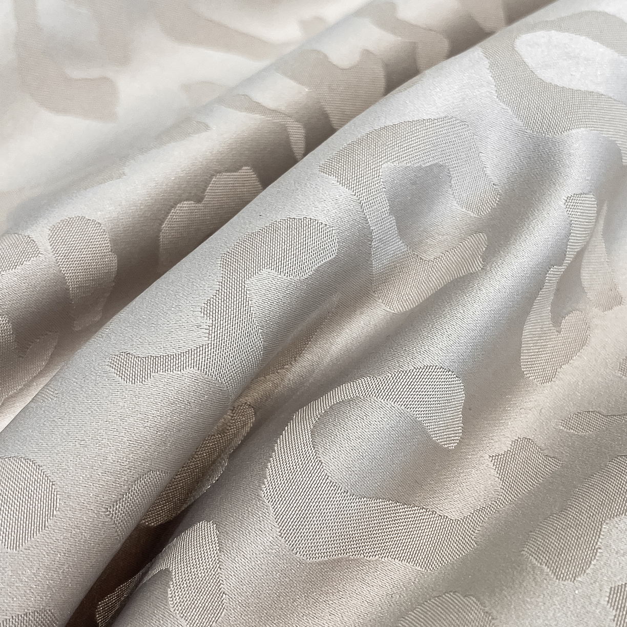 91家纺网 家纺一手货源 找家纺 逸尚阁 2026新款水洗真丝豹纹夏被四件套 豹纹夏被-灰