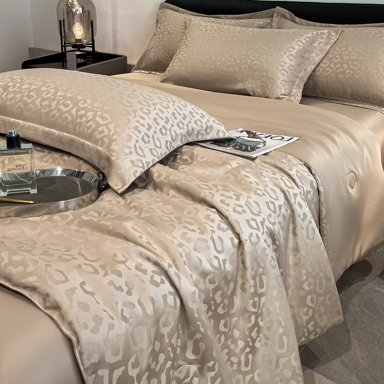 91家纺网 家纺一手货源 找家纺 逸尚阁 2026新款水洗真丝豹纹夏被四件套 豹纹夏被-香槟色