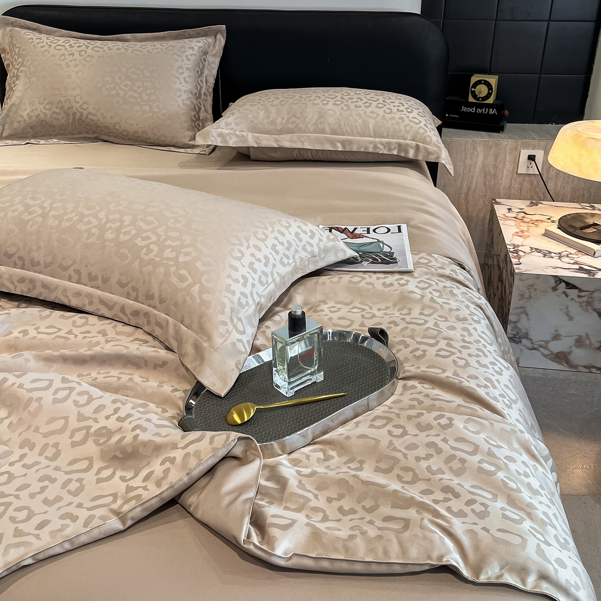 91家纺网 家纺一手货源 找家纺 逸尚阁 2026新款水洗真丝豹纹夏被四件套 豹纹夏被-香槟色