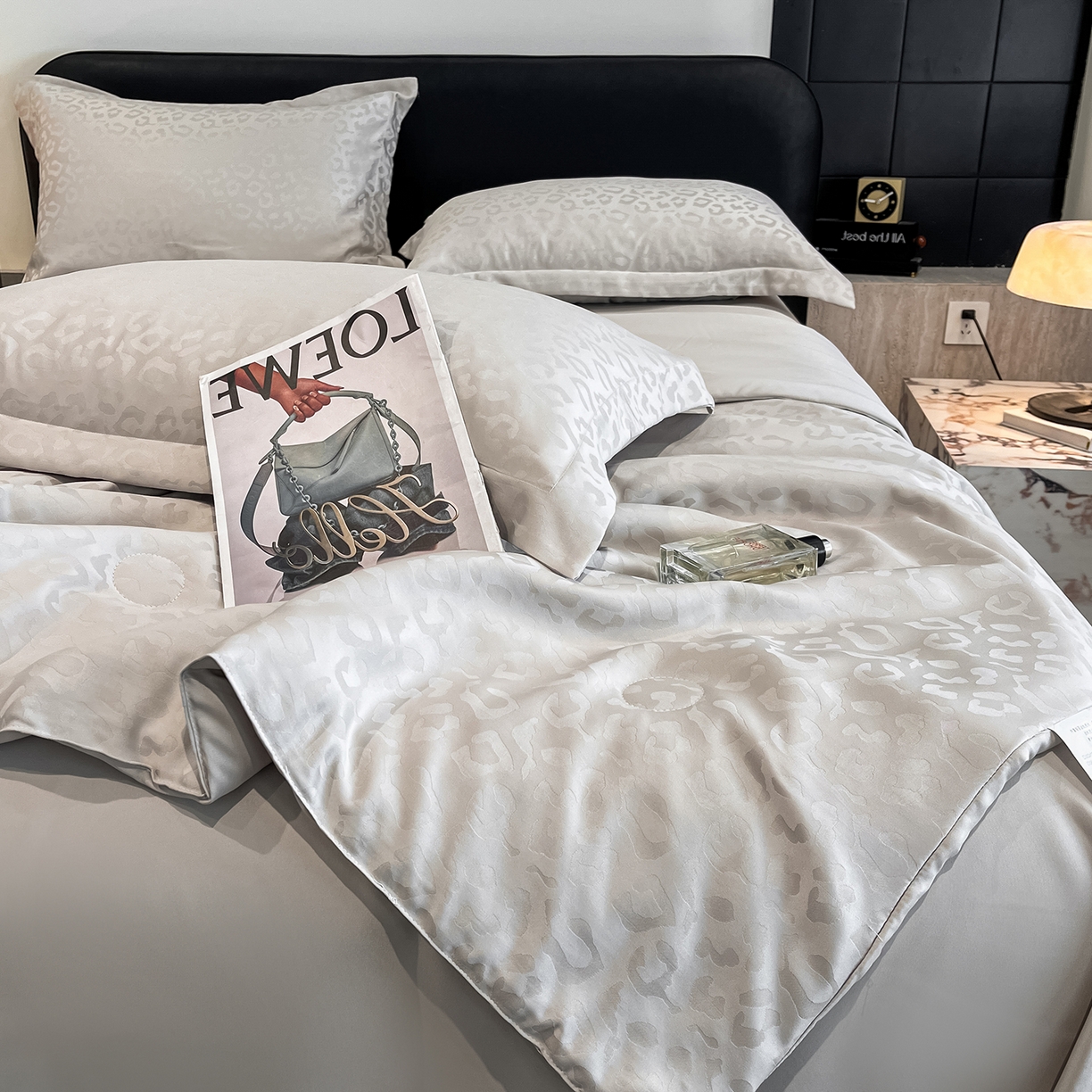 91家纺网 家纺一手货源 找家纺 逸尚阁 2026新款水洗真丝豹纹夏被四件套 豹纹夏被-灰