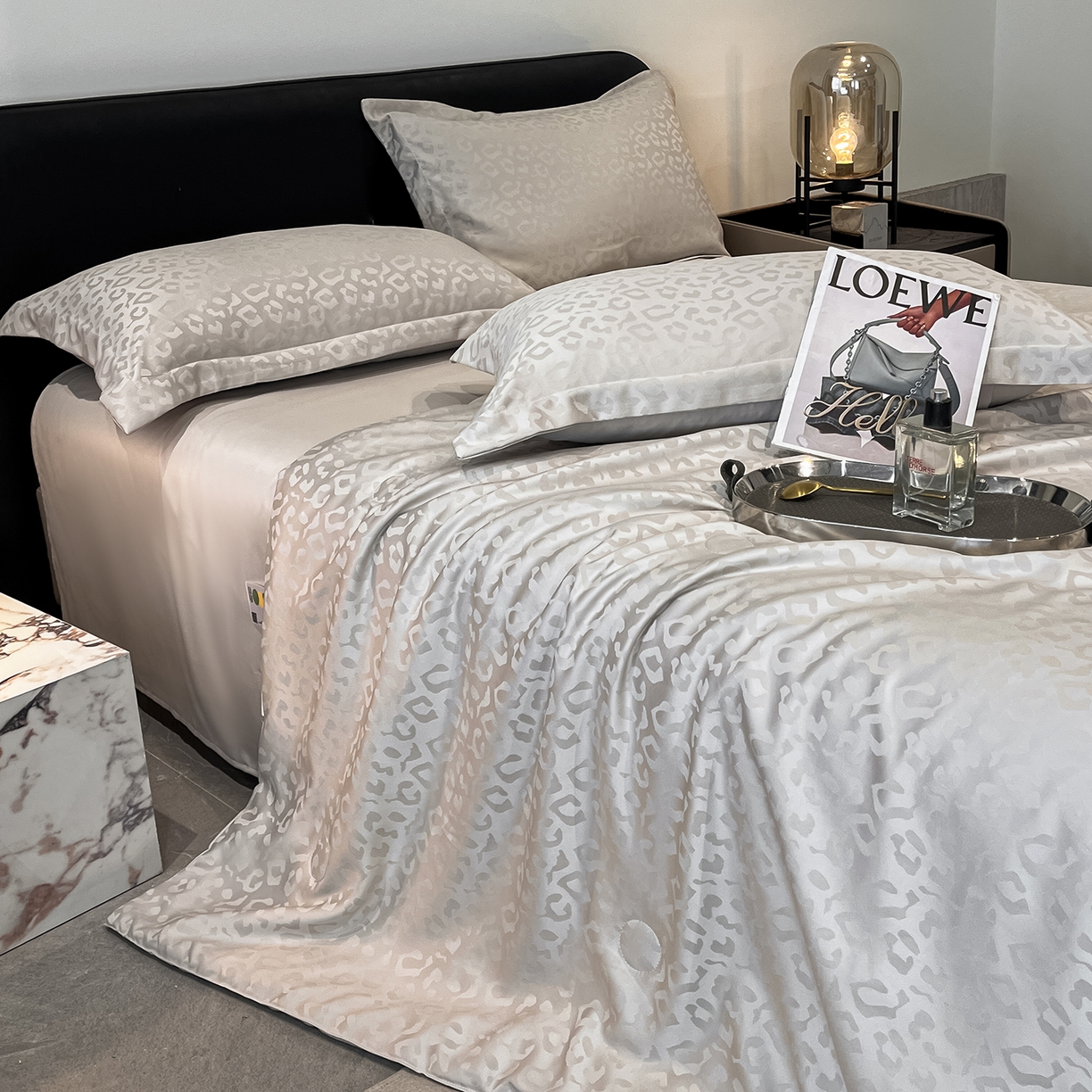 91家纺网 家纺一手货源 找家纺 逸尚阁 2026新款水洗真丝豹纹夏被四件套 豹纹夏被-灰