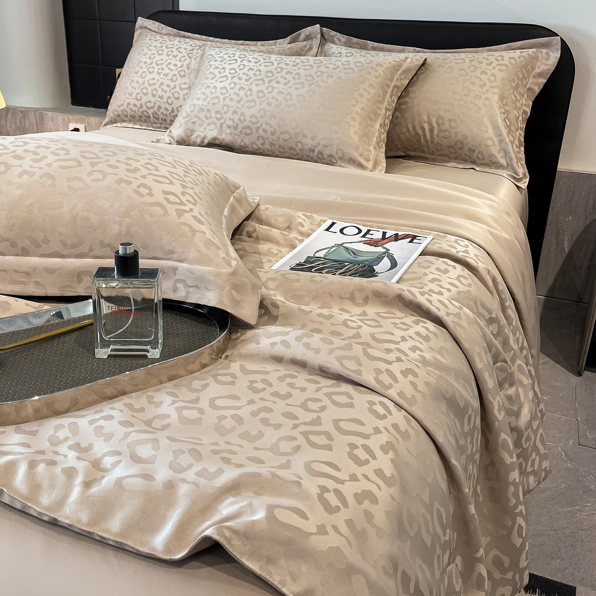 91家纺网 家纺一手货源 找家纺 逸尚阁 2026新款水洗真丝豹纹夏被四件套 豹纹夏被-香槟色