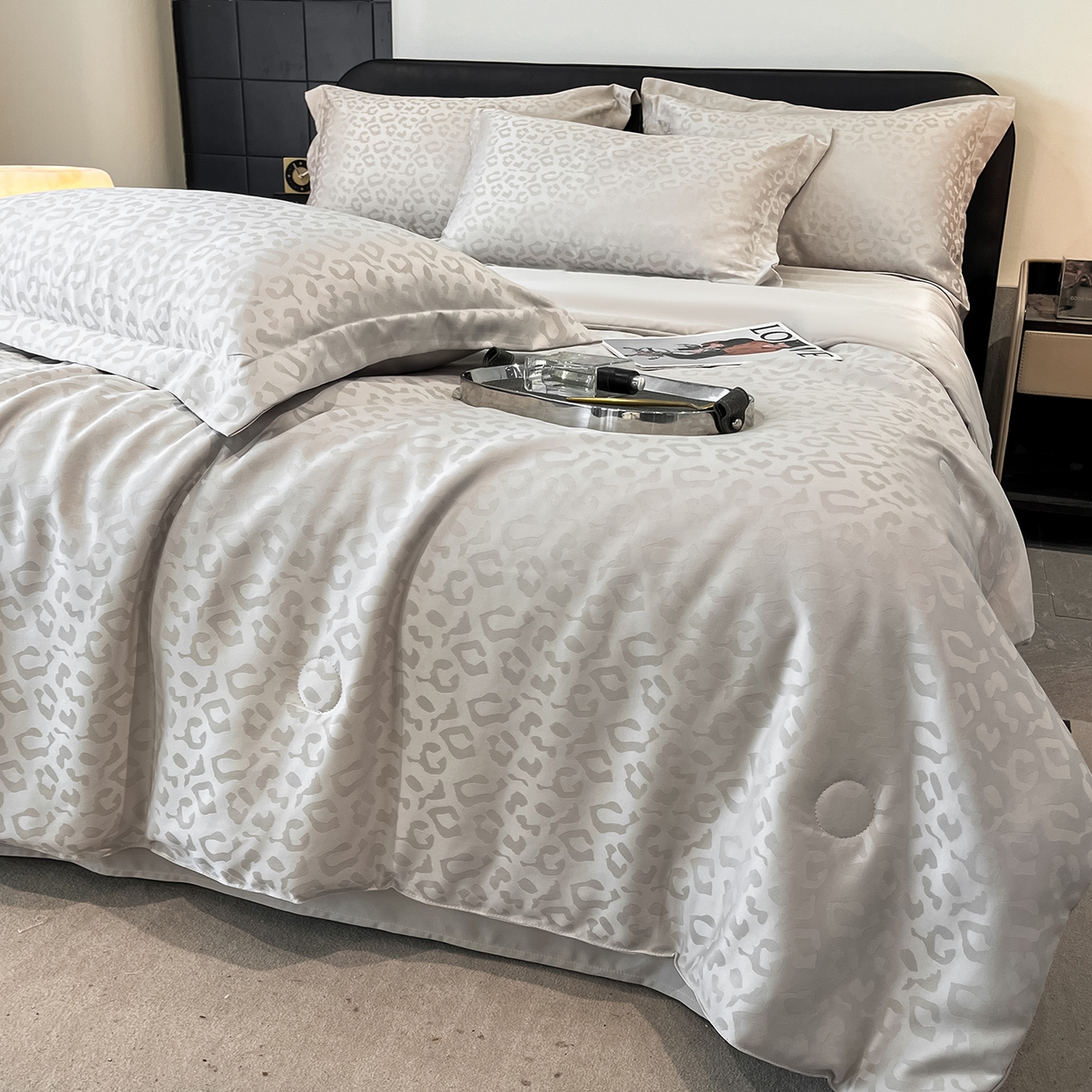 91家纺网 家纺一手货源 找家纺 逸尚阁 2026新款水洗真丝豹纹夏被四件套 豹纹夏被-灰