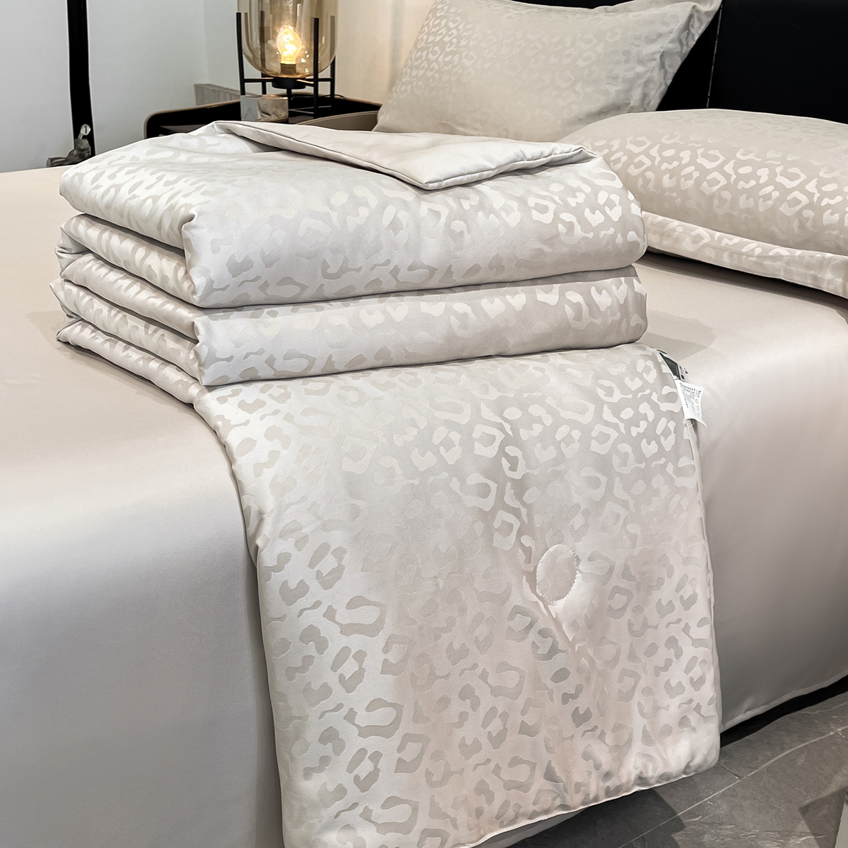 91家纺网 家纺一手货源 找家纺 逸尚阁 2026新款水洗真丝豹纹夏被四件套 豹纹夏被-灰