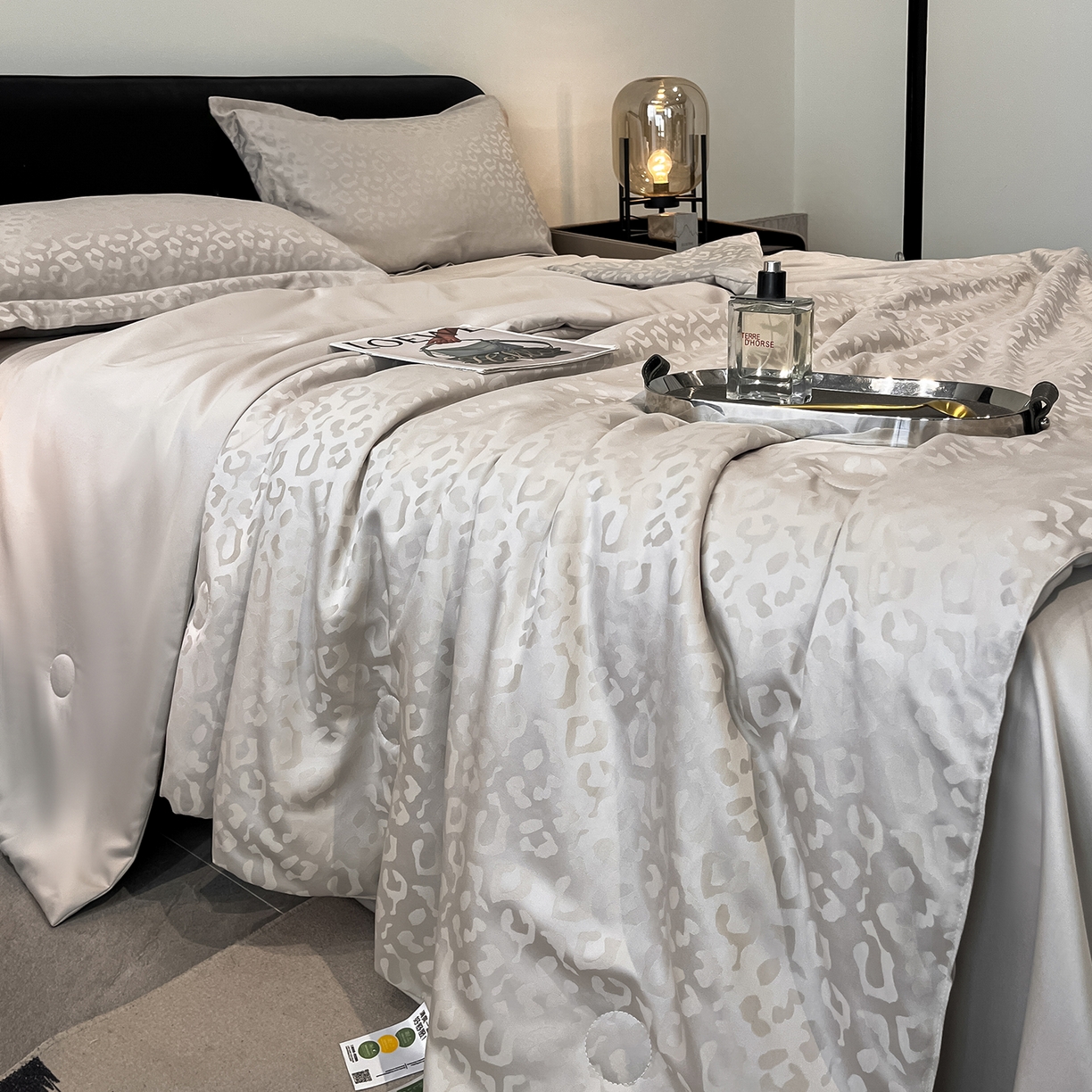 91家纺网 家纺一手货源 找家纺 逸尚阁 2026新款水洗真丝豹纹夏被四件套 豹纹夏被-灰